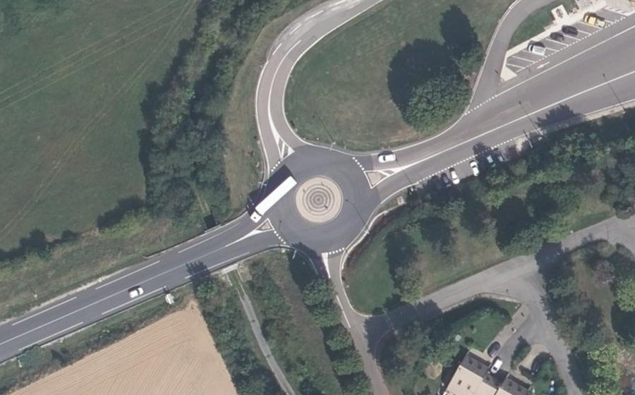 Vue aérienne du Rond-point anonyme n°157109118