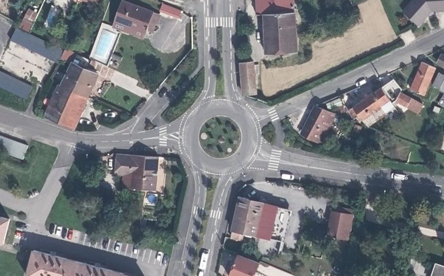 Vue aérienne du Rond-point anonyme n°157109122
