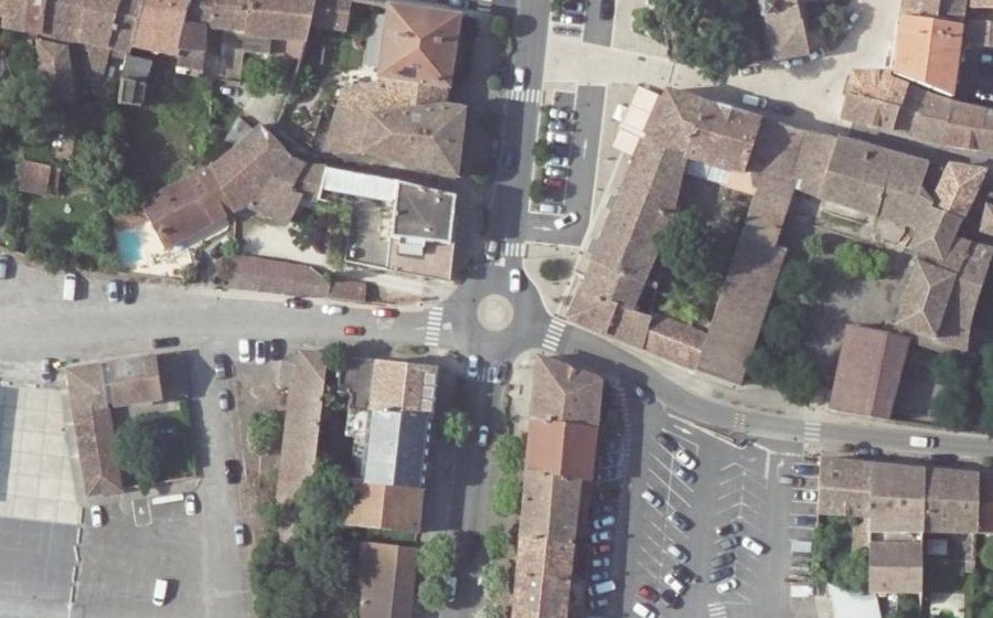 Vue aérienne du Rond-point anonyme n°157146431