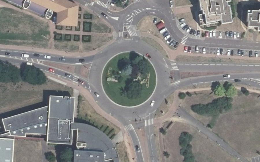 Vue aérienne du Rond-point anonyme n°157176490
