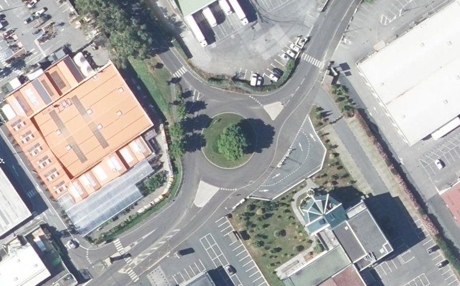 Vue aérienne du Rond-point anonyme n°157266510