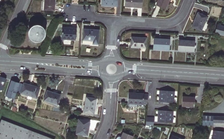Vue aérienne du Rond-point anonyme n°157279073
