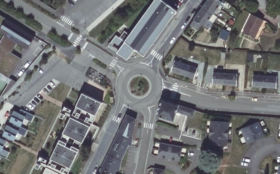 Vue aérienne du Rond-point anonyme n°157281206