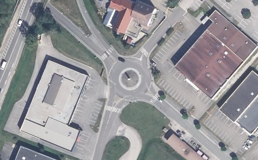 Vue aérienne du Rond-point anonyme n°157310838