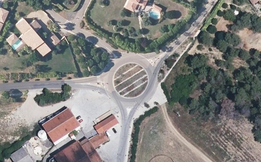 Vue aérienne du Rond-point anonyme n°157313734