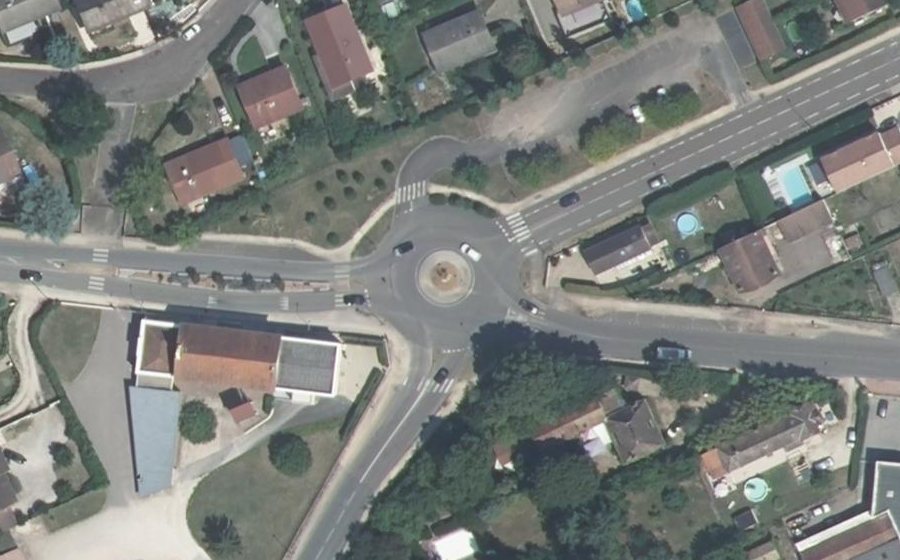 Vue aérienne du Rond-point anonyme n°157332892