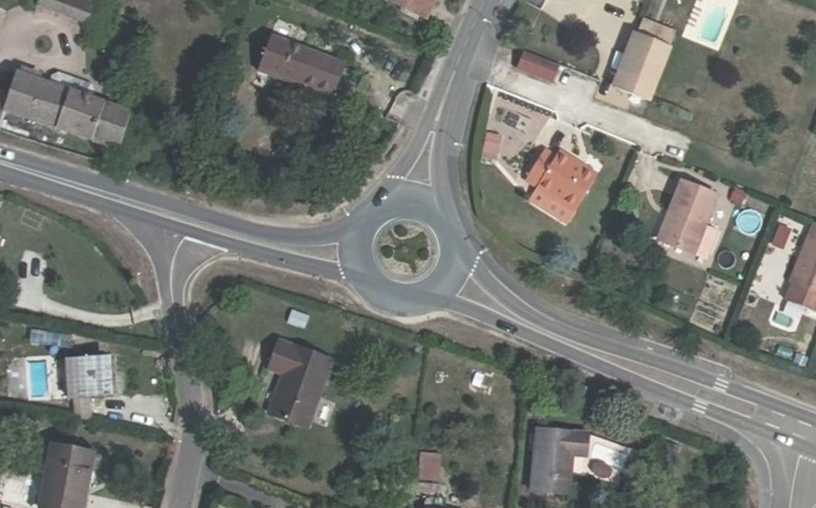 Vue aérienne du Rond-point anonyme n°157332893