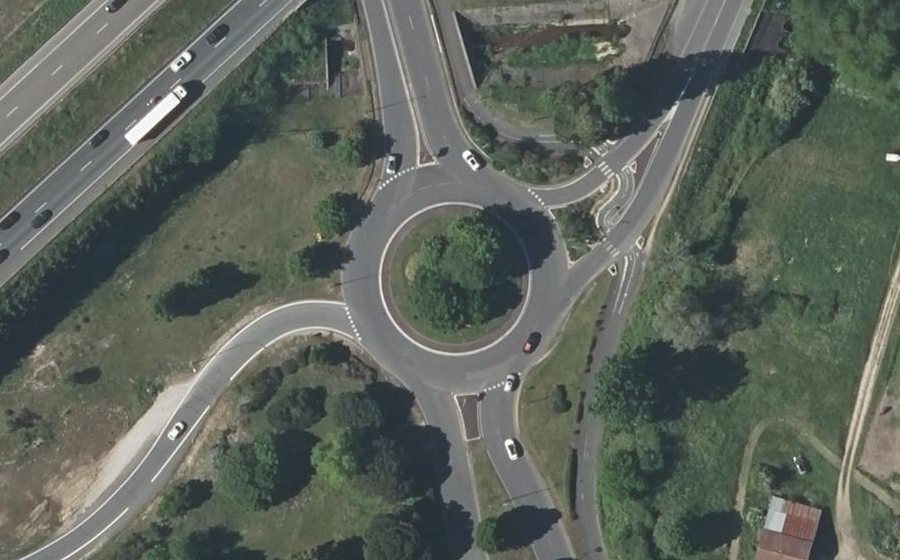 Vue aérienne du Rond-point anonyme n°157362081