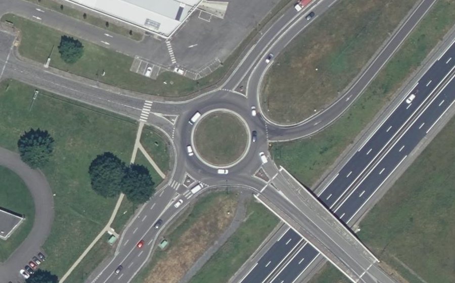 Vue aérienne du Rond-point anonyme n°157365462
