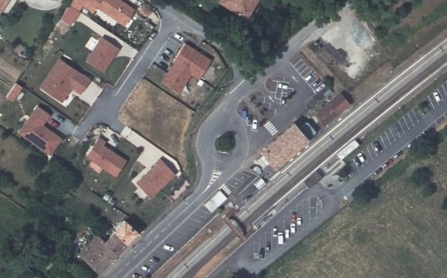 Vue aérienne du Rond-point anonyme n°157374255