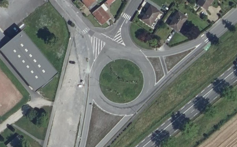 Vue aérienne du Rond-point anonyme n°157381077