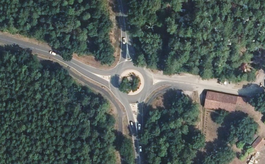 Vue aérienne du Rond-point anonyme n°157386055