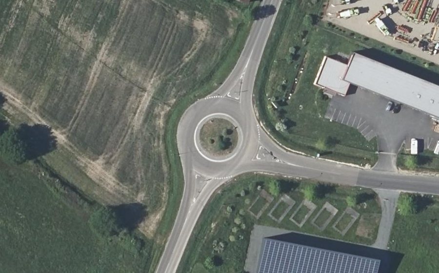 Vue aérienne du Rond-point anonyme n°157469454