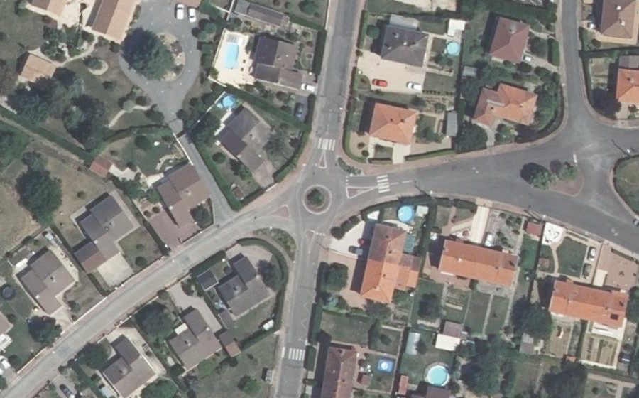 Vue aérienne du Rond-point anonyme n°157479648