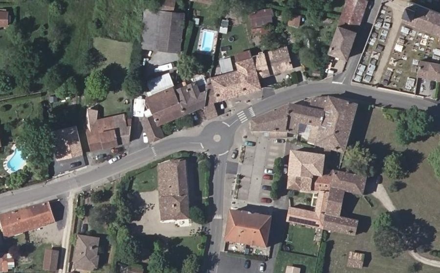 Vue aérienne du Rond-point anonyme n°157528448