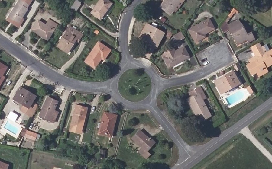 Vue aérienne du Place Pierre Mongie Carsuzan