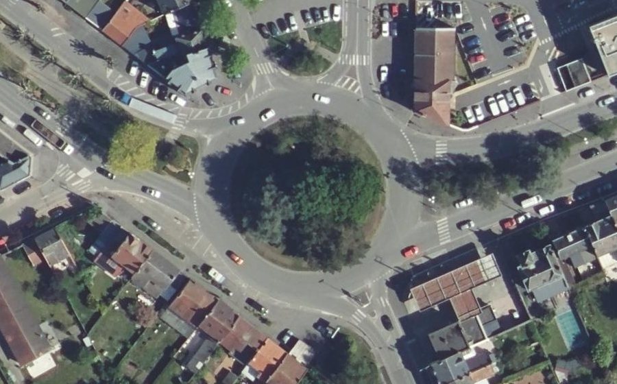 Vue aérienne du Rond-point anonyme n°157583325