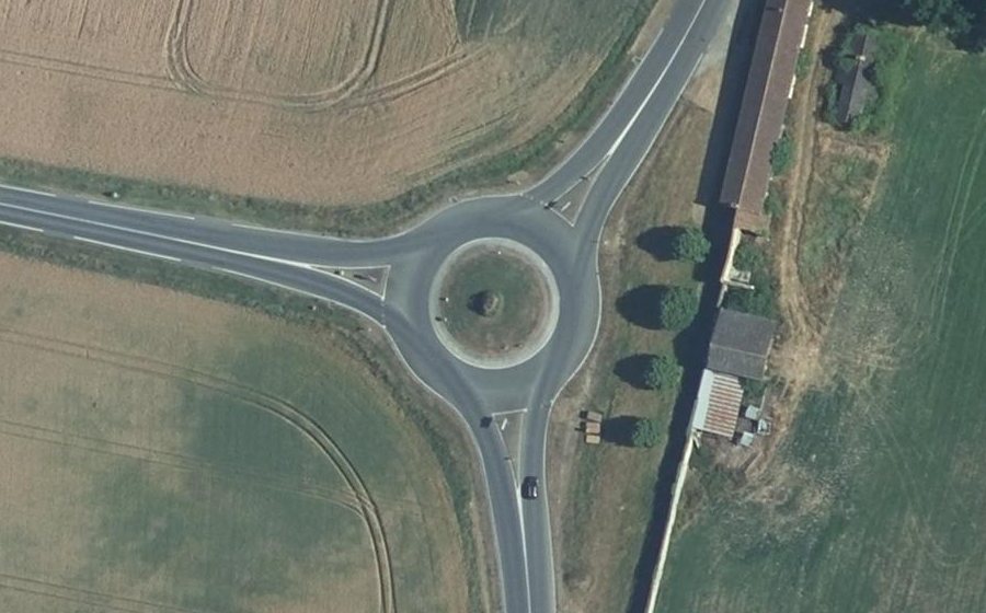 Vue aérienne du Rond-point anonyme n°157597569