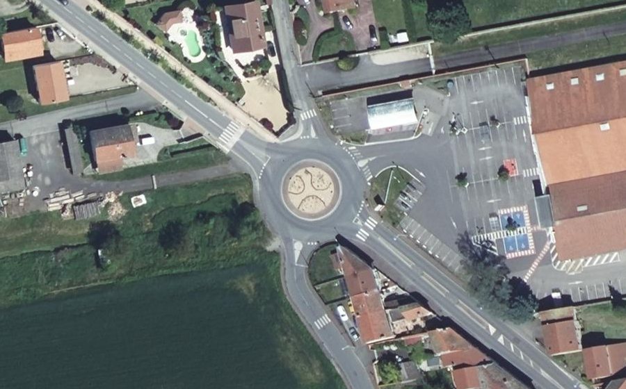Vue aérienne du Rond-point anonyme n°157685326