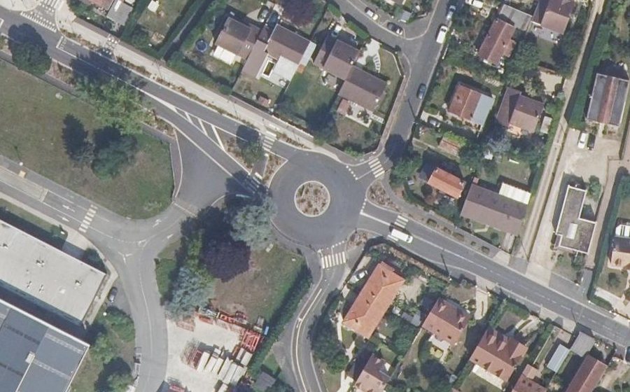 Vue aérienne du Rond-point anonyme n°157749625