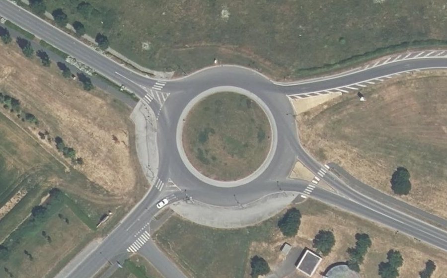 Vue aérienne du Rond-point anonyme n°157838340