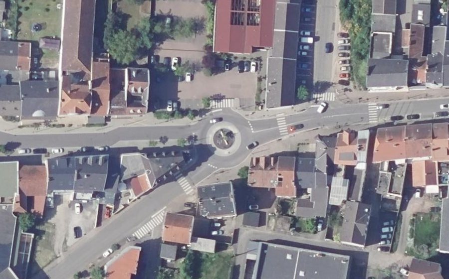 Vue aérienne du Rond-point anonyme n°157893582