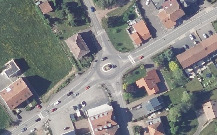 Vue aérienne du Rond-point anonyme n°157904910