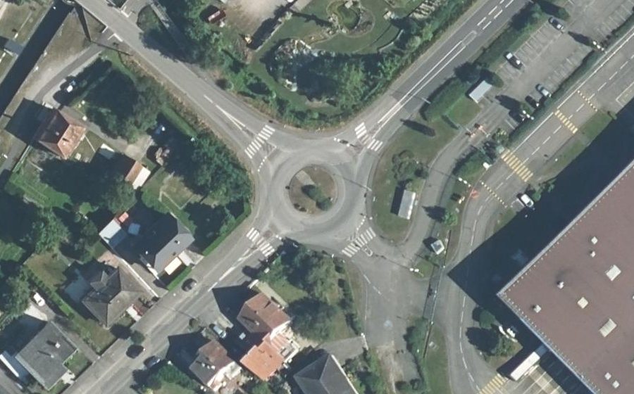 Vue aérienne du Rond-point anonyme n°157911498