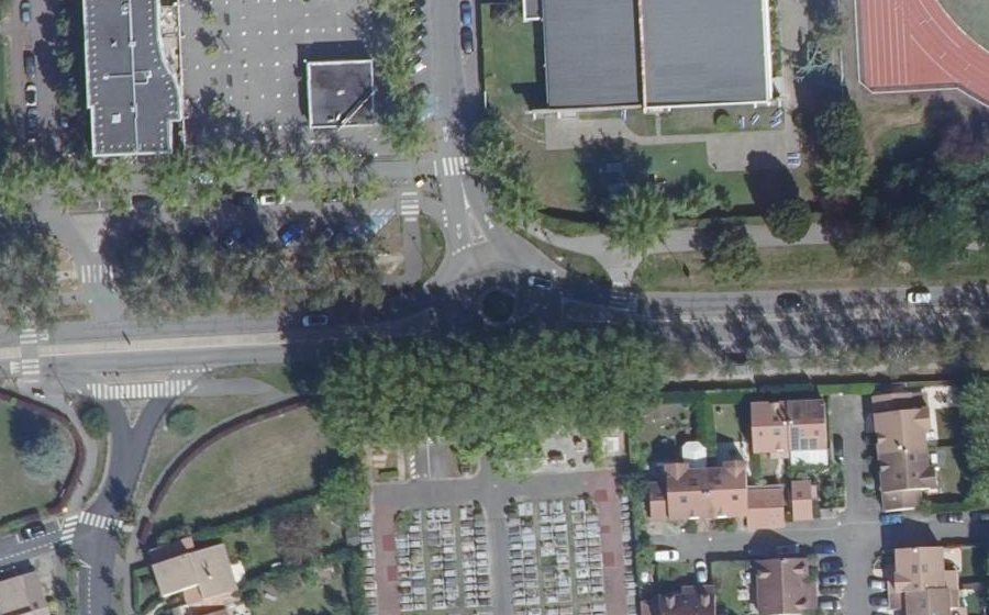 Vue aérienne du Rond-point anonyme n°157989542