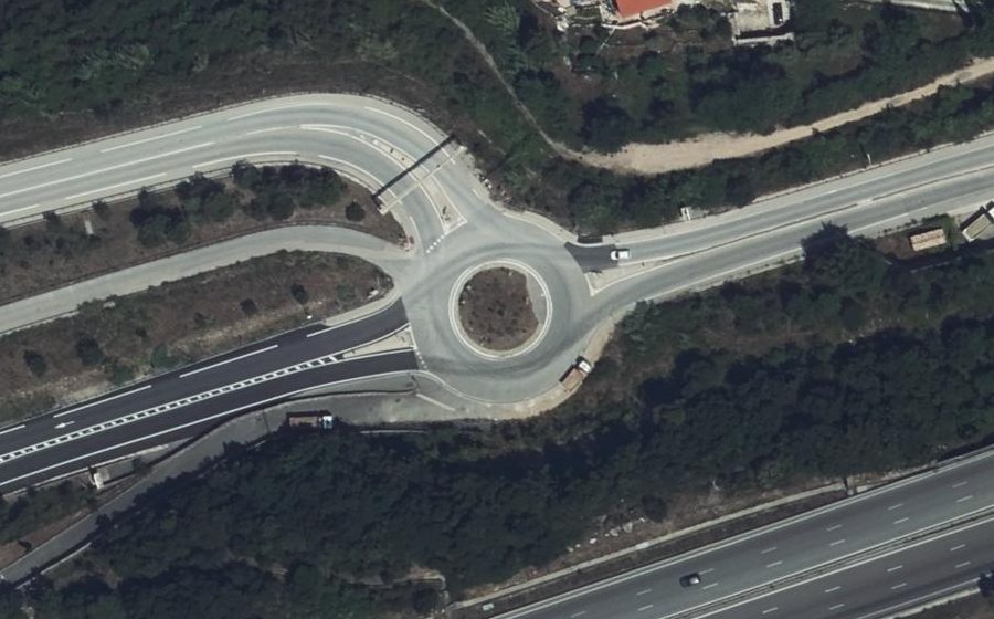 Vue aérienne du Rond-point anonyme n°157999617