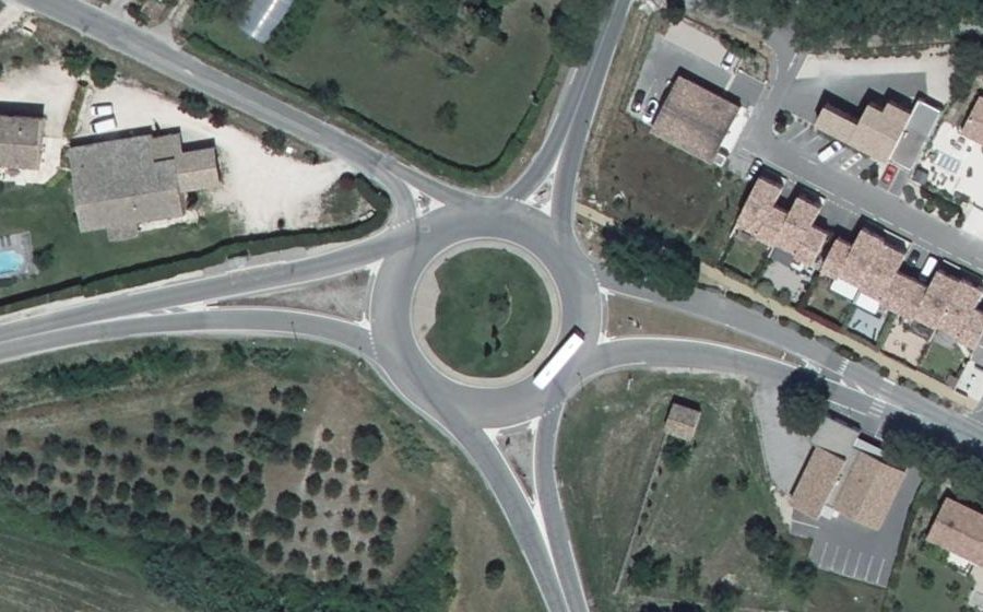 Vue aérienne du Rond-point anonyme n°158166483