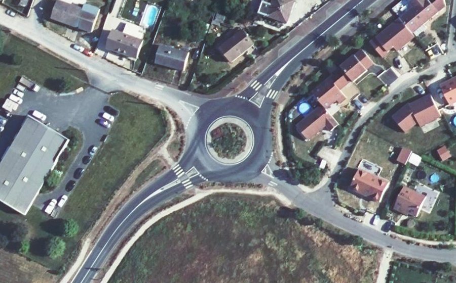 Vue aérienne du Rond-point anonyme n°158196114