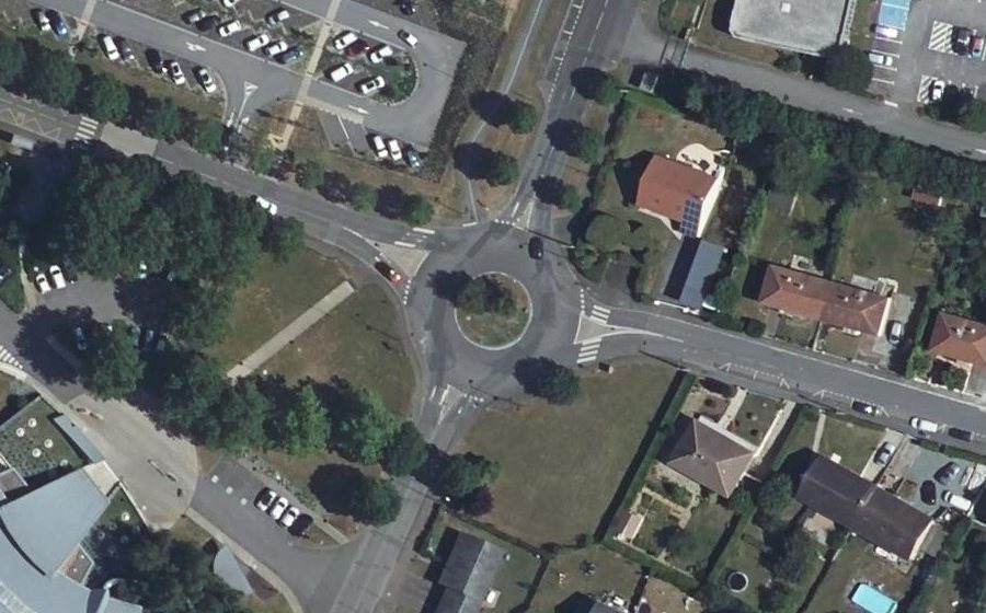 Vue aérienne du Rond-point anonyme n°158220772