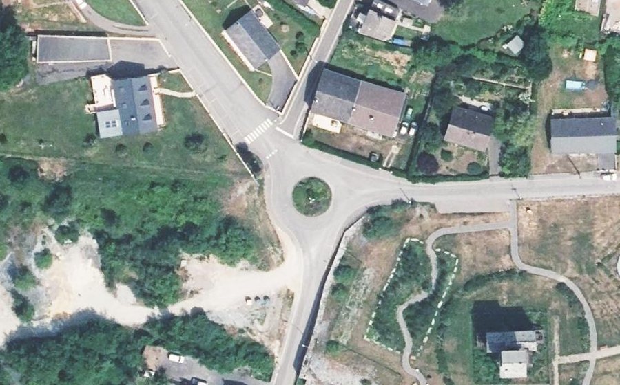 Vue aérienne du Rond-point anonyme n°158232975