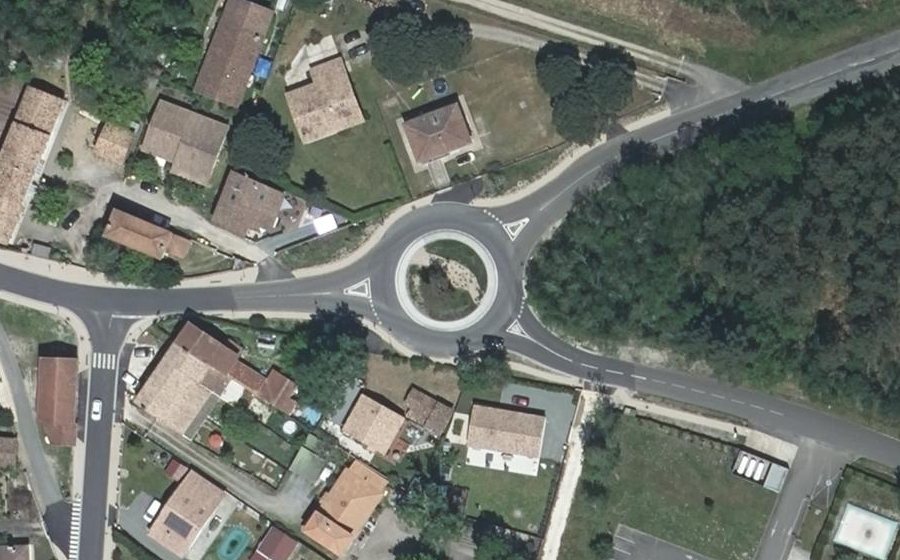 Vue aérienne du Rond-point anonyme n°158257169