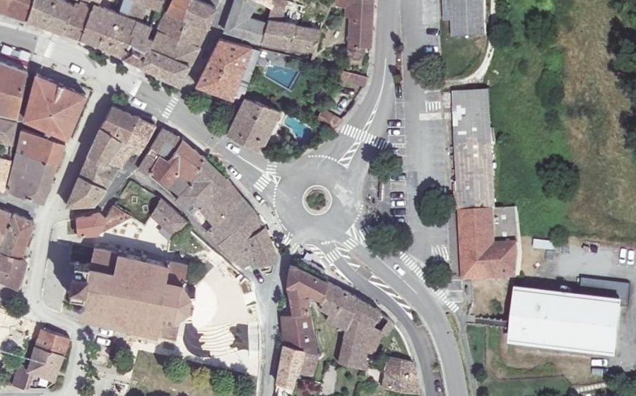 Vue aérienne du Rond-point anonyme n°158263226