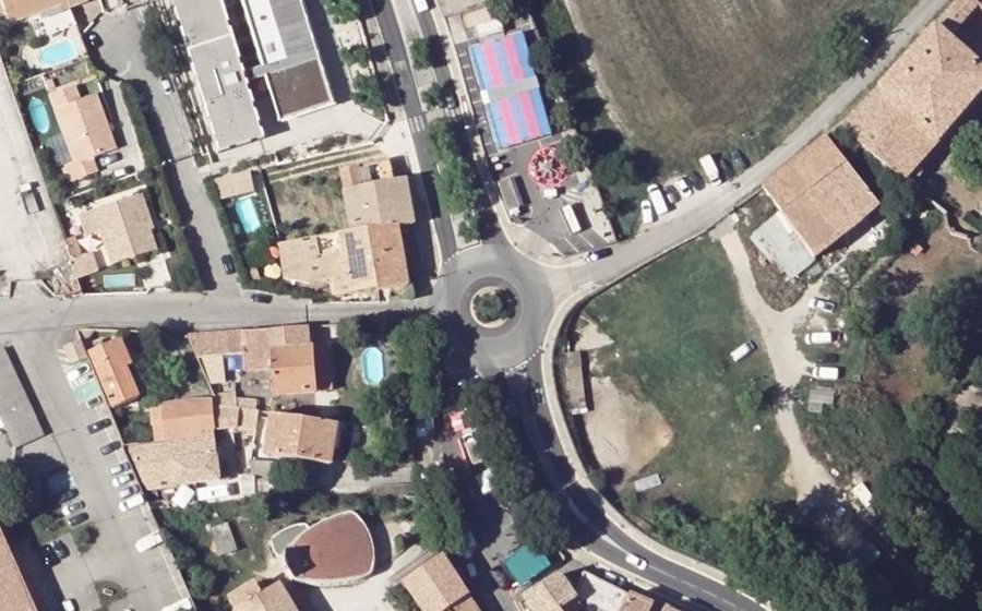 Vue aérienne du Rond-point anonyme n°158292139