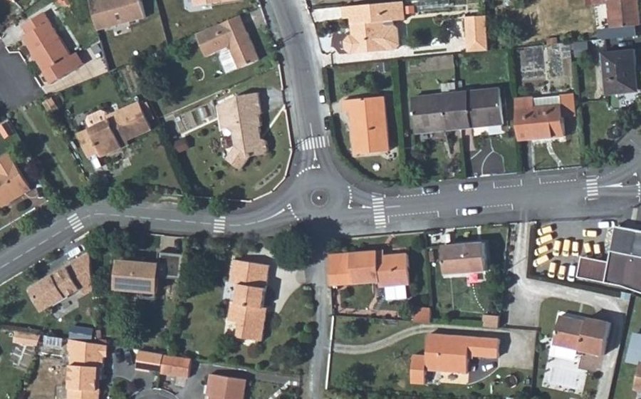 Vue aérienne du Rond-point anonyme n°158333979