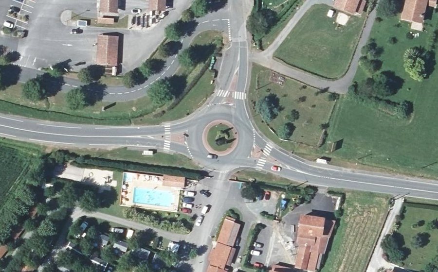 Vue aérienne du Rond-point anonyme n°158395404