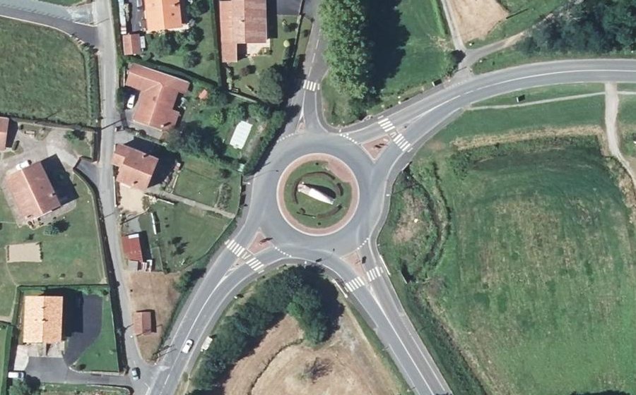 Vue aérienne du Rond-point anonyme n°158398075