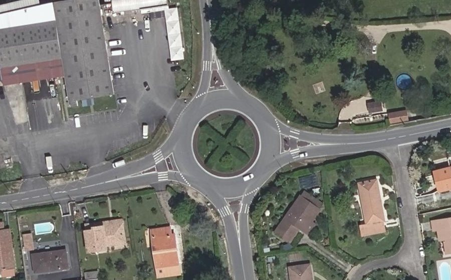 Vue aérienne du Rond-point anonyme n°158408760