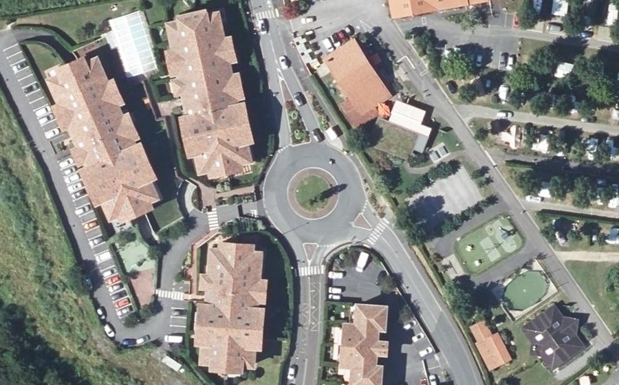 Vue aérienne du Rond-point anonyme n°158527528