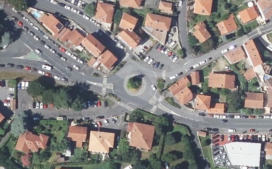 Vue aérienne du Rond-point anonyme n°158534597