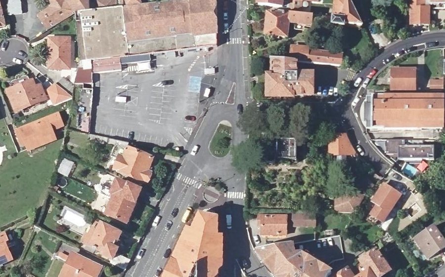 Vue aérienne du Rond-point anonyme n°158545525