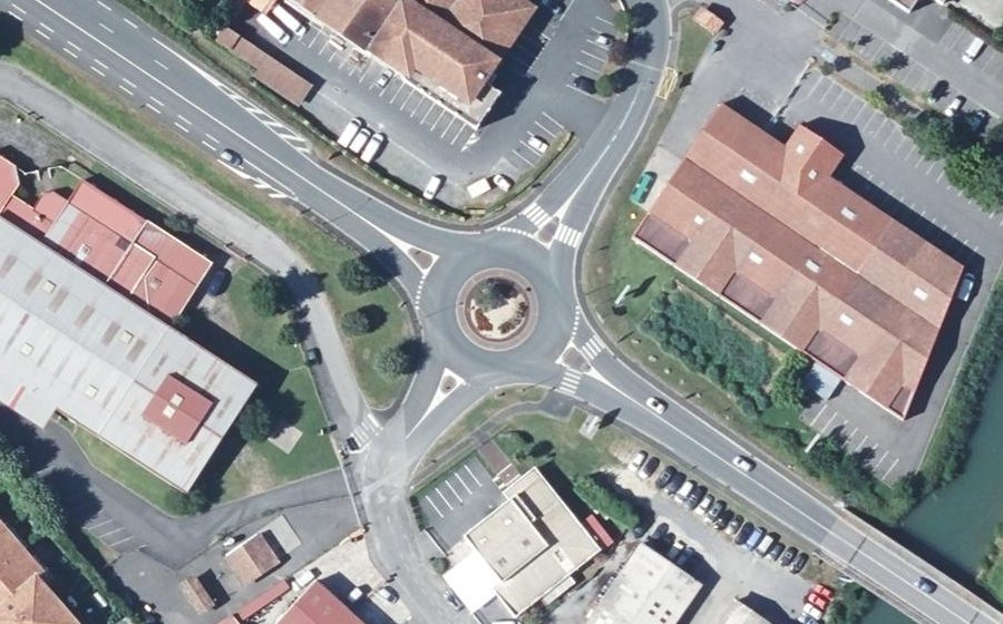 Vue aérienne du Rond-point anonyme n°158558927