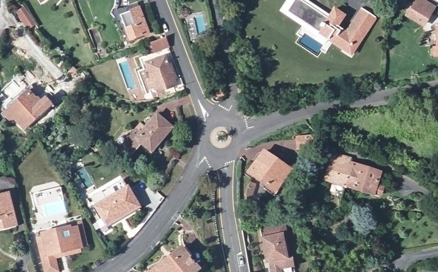 Vue aérienne du Rond-point anonyme n°158654297