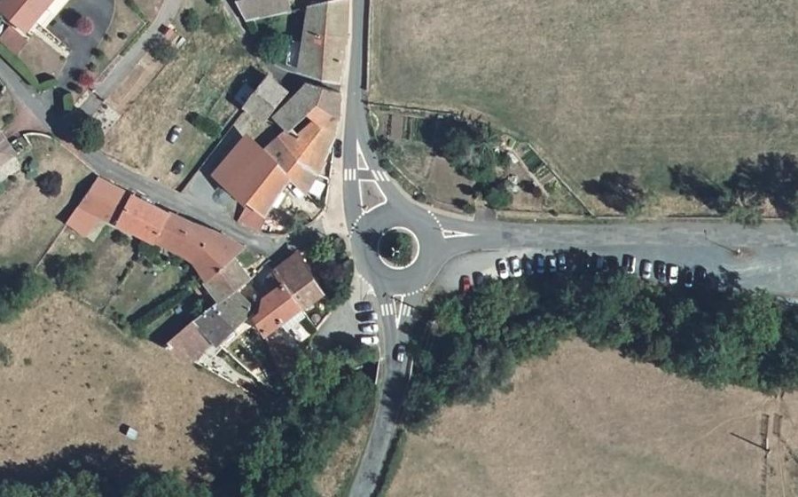 Vue aérienne du Rond-point anonyme n°158670874