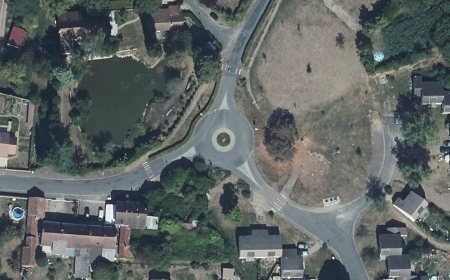 Vue aérienne du Rond-point anonyme n°158696689