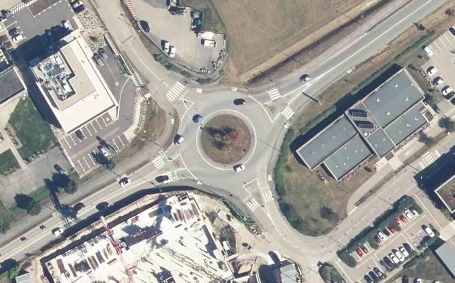 Vue aérienne du Rond-point anonyme n°158743452