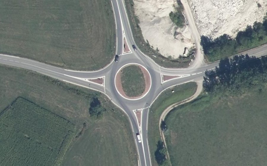 Vue aérienne du Rond-point anonyme n°158744953